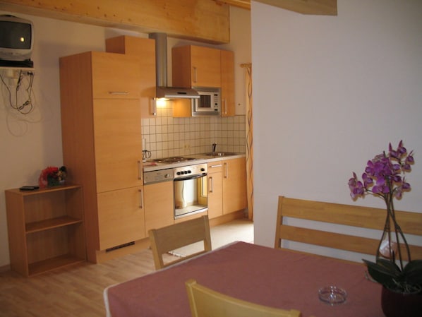 Kylskåp, mikrovågsugn, ugn och diskmaskin