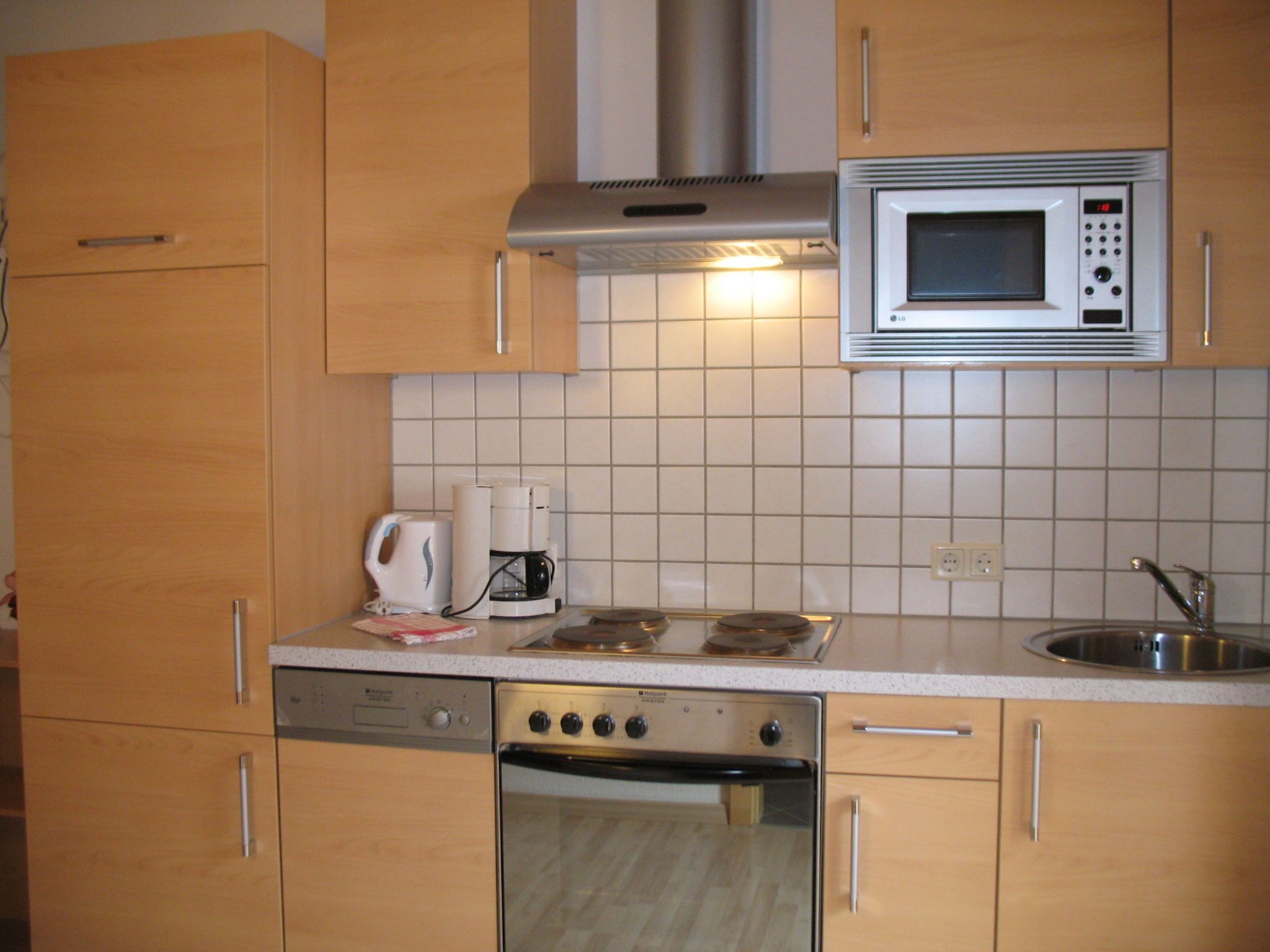 Jääkaappi, mikroaaltouuni, uuni, astianpesukone