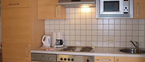 Jääkaappi, mikroaaltouuni, uuni, astianpesukone