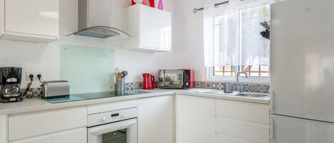 Réfrigérateur, micro-ondes, four, lave-vaisselle