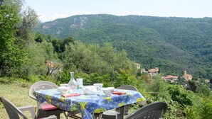 Mesa al aire libre con vista a un paisaje montañoso.