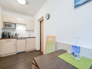 Køleskab, mikrobølgeovn, køkkentøj/tallerkener/redskaber, spisebord