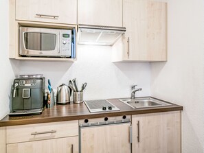 Réfrigérateur, micro-ondes, batterie de cuisine, vaisselle et ustensiles
