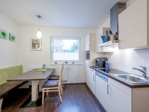 Køleskab, mikrobølgeovn, opvaskemaskine, køkkentøj/tallerkener/redskaber