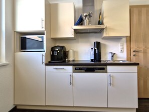 Refrigerador, microondas, lavavajillas y utensilios de cocina