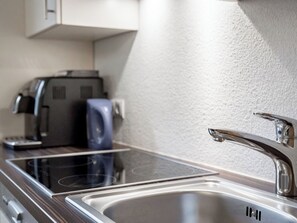 Frigorífico, microondas, lavavajillas y utensilios de cocina