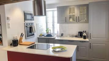 Jääkaappi, mikroaaltouuni, uuni, keittoastiat/astiat/ruokailuvälineet