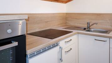 Fridge, oven, cookware/dishes/utensils