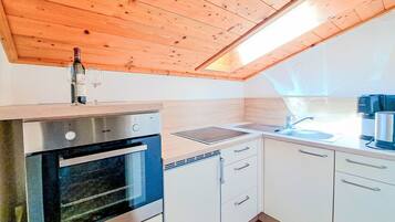 Kühlschrank, Ofen, Kochgeschirr/Geschirr/Besteck