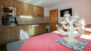 Kühlschrank, Ofen, Geschirrspüler, Kochgeschirr/Geschirr/Besteck