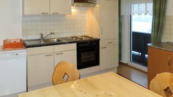Fridge, oven, dishwasher, cookware/dishes/utensils