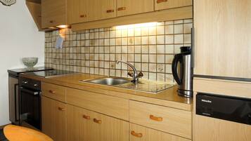 Kühlschrank, Ofen, Geschirrspüler, Kochgeschirr/Geschirr/Besteck