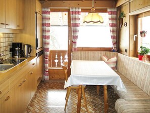 Fridge, oven, dishwasher, cookware/dishes/utensils