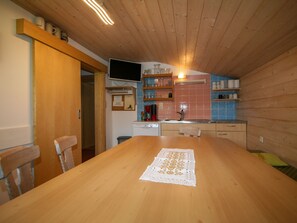 Kjøleskap, oppvaskmaskin, brødrister og høy barnestol