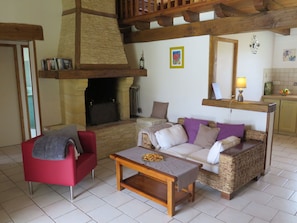 Televisión, chimenea, reproductor de DVD y tenis de mesa 