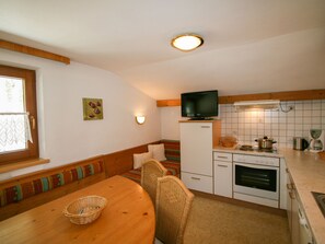Jääkaappi, uuni, astianpesukone, keittoastiat/astiat/ruokailuvälineet