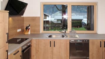 Kühlschrank, Mikrowelle, Ofen, Geschirrspüler