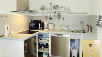 Kühlschrank, Mikrowelle, Geschirrspüler, Kochgeschirr/Geschirr/Besteck