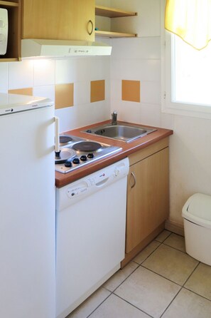 Fridge, microwave, dishwasher, cookware/dishes/utensils