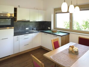 Fridge, oven, dishwasher, cookware/dishes/utensils - Apartment Anton by Interhome (Mayrhofen)