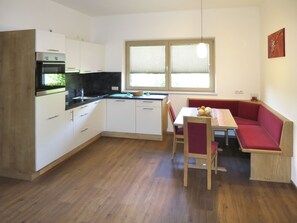 Fridge, oven, dishwasher, cookware/dishes/utensils