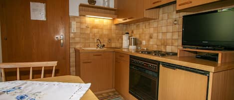 Fridge, oven, cookware/dishes/utensils