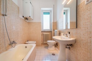 Hair dryer, bidet, towels - Casa Del Sol Alberobello, Alberobello, Italy (Alberobello)