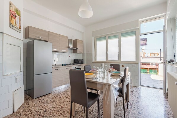 Fridge, microwave, oven, stovetop - Casa Del Sol Alberobello, Alberobello, Italy (Alberobello)