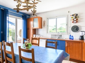 Kylskåp, mikrovågsugn, ugn och diskmaskin
