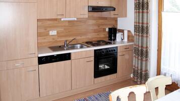 Fridge, oven, dishwasher, cookware/dishes/utensils