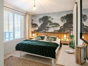 4 bedrooms, desk, iron/ironing board, WiFi