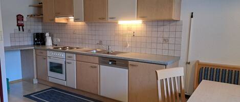 Fridge, oven, dishwasher, cookware/dishes/utensils