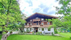 Un edificio tradizionale in legno con un balcone e la scritta "GIELER" sulla facciata.