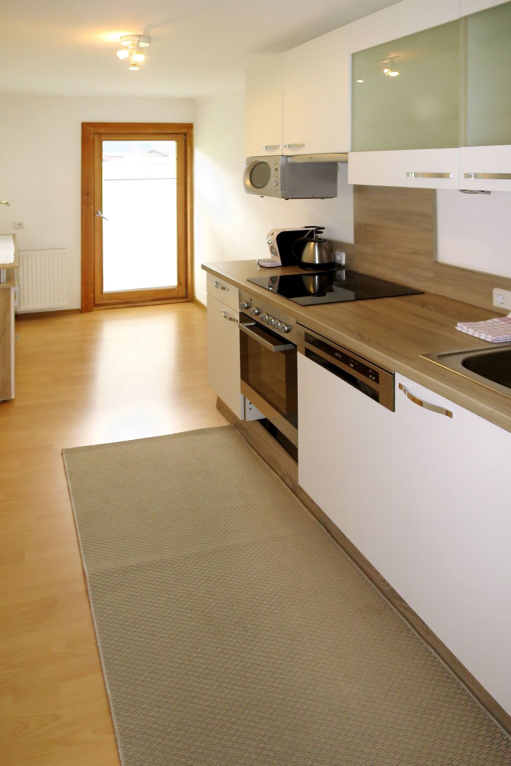 Frigorífico, microondas, horno y lavavajillas