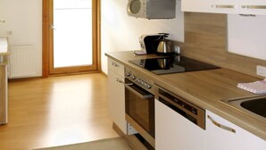 Una cucina moderna dotata di forno, lavastoviglie e microonde.