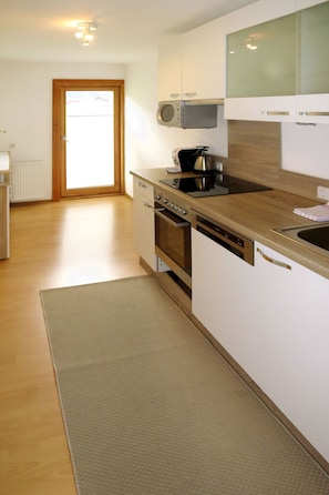 Kylskåp, mikrovågsugn, ugn och diskmaskin