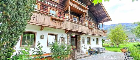 المنشأة من الخارج