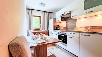 Refrigerador, horno, tostadora y utensilios de cocina