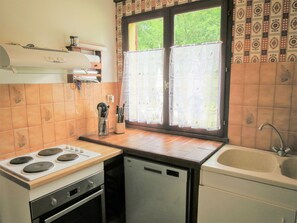 Een koelkast, een microgolfoven, een oven, een vaatwasser