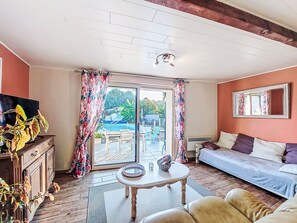 Télévision, cheminée, table de tennis de table