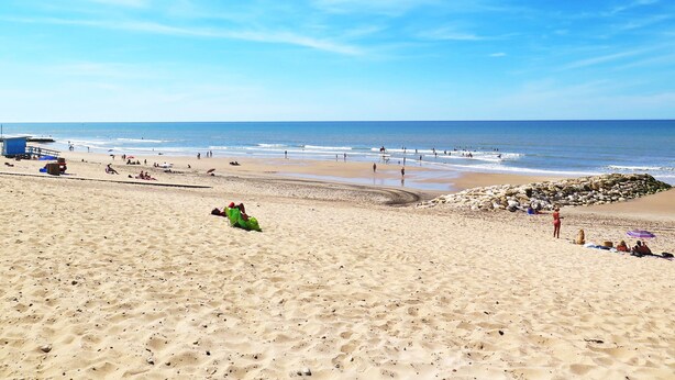 A beach with a lifeguard tower, sandy beach, and ocean view. - L‘Estuaire by Interhome (Begadan)
