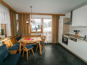 Fridge, oven, dishwasher, high chair - Apartment Luxner by Interhome (Kaltenbach)