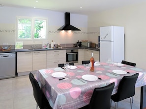 Kühlschrank, Mikrowelle, Ofen, Geschirrspüler