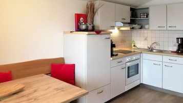 Jääkaappi, uuni, leivänpaahdin, syöttötuoli