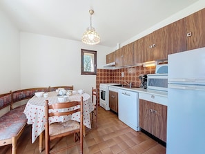 Kühlschrank, Mikrowelle, Ofen, Geschirrspüler