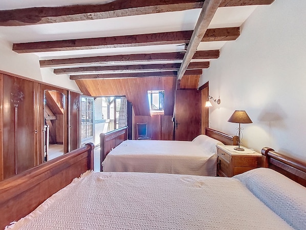 3 bedrooms, desk, iron/ironing board, WiFi