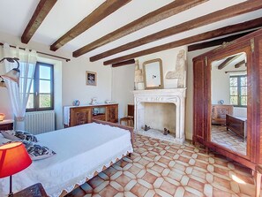 3 bedrooms, desk, iron/ironing board, WiFi