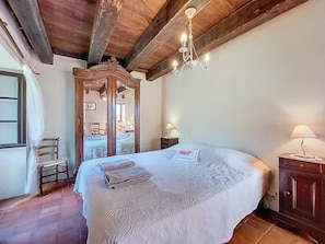 2 bedrooms, desk, iron/ironing board, WiFi