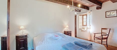 2 bedrooms, desk, iron/ironing board, WiFi