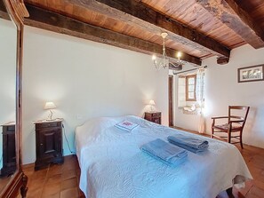 2 bedrooms, desk, iron/ironing board, WiFi